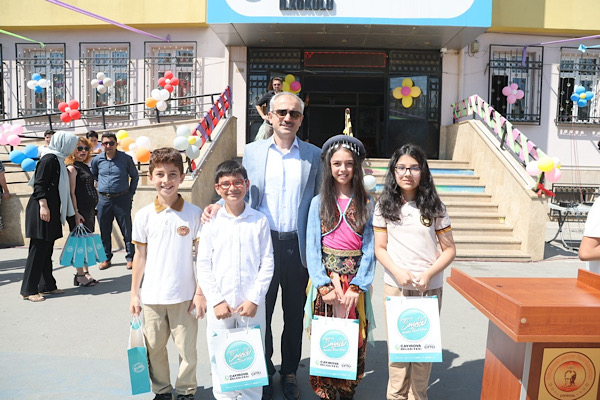 Çayırova’da öğrenciler karne heyecanı yaşadı