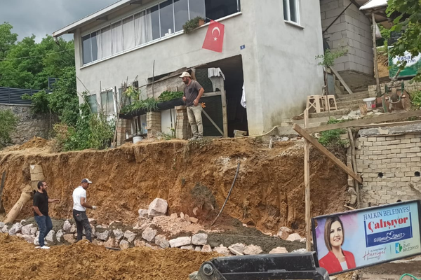 İzmit Belediyesi Akmeşe’de taş duvar çalışması başlattı