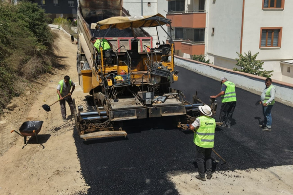 Gemlik’te asfalt serim çalışması gerçekleştirildi