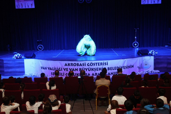 Van Büyükşehir Belediyesi’nden öğrencilere akrobasi ve jonglör şovu