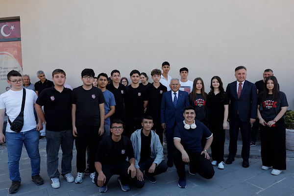 Başkan Büyükkılıç, karne töreninde öğrencilerle bir araya geldi
