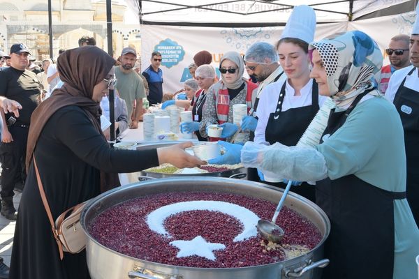 Esenyurt Belediyesi 18 bin kişiye aşure ikram etti