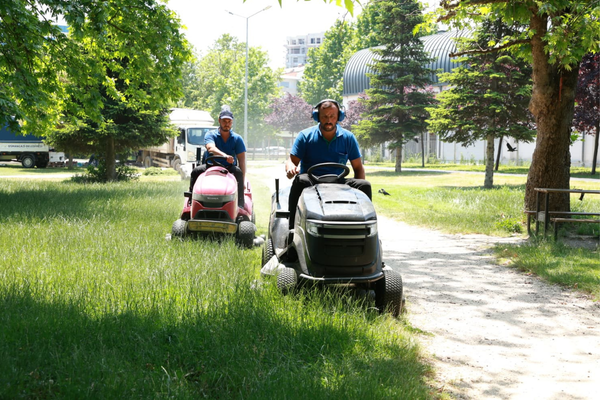 Osmangazi’de park ve yeşil alanlarda bakım çalışmaları sürüyor
