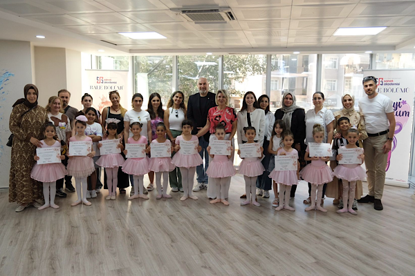 Minik balerinler katılım belgelerini aldı