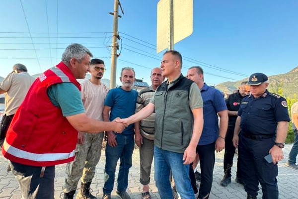Muğla Valisi Akbıyık, Yeşilüzümlü’de vatandaşlarla bir araya geldi