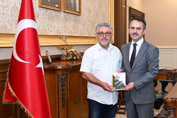 Kıbrıs Gazisi Kuşcu, yaşadıklarını anlattığı kitabı Vali Aktaş’a hediye etti