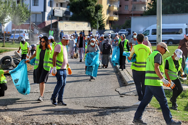 Kayapınar’da Huzurevleri Mahallesi’nde temizlik çalışması yapıldı