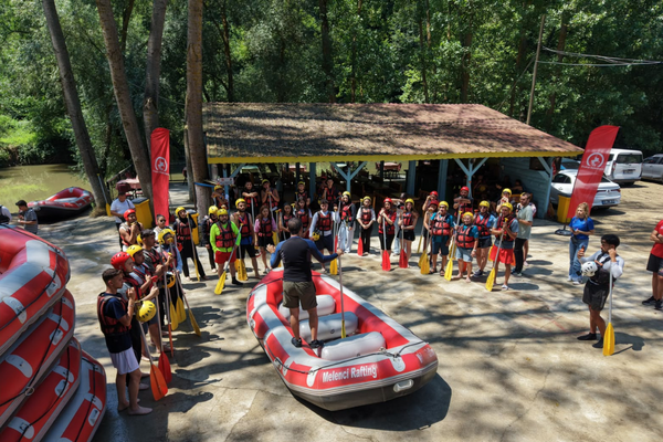 Düzce Belediyesi gençleri Melen Çayı’nda rafting heyecanıyla buluşturdu