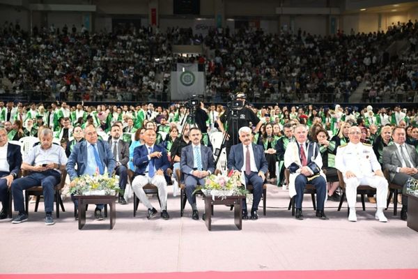 Kocaeli Sağlık ve Teknoloji Üniversitesi’nde mezuniyet coşkusu