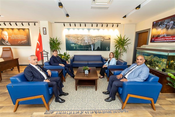 Başkan Tugay Güzelbahçe’de esnaf ve vatandaşlarla buluştu