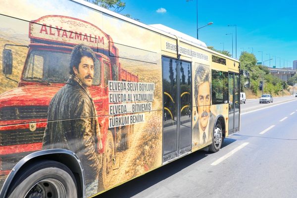 İETT’den Kadir İnanır anısına özel tasarlanan saygı otobüsü