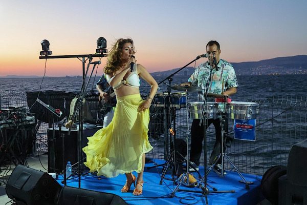 İzmir Marina konserleri Latin ritimleriyle başladı