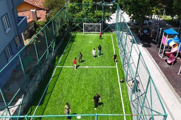 Osmangazi’de Güneybudaklar Mahallesi’ne halı saha kazandırıldı