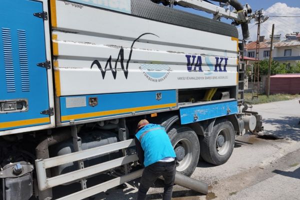 VASKİ ekipleri kanalizasyon altyapısında çalışmalarını sürdürüyor