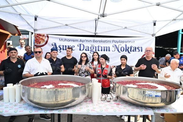 Manisa Büyükşehir’den Perşembe Pazarı’nda 2 bin kişiye aşure ikramı