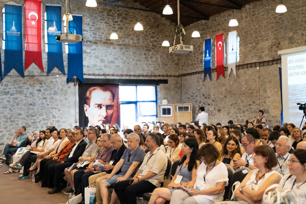 İzmir’de Uluslararası Eleştirel Eğitim Konferansı başladı