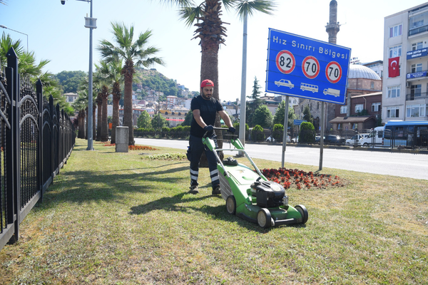 Giresun’da park ve bahçeler ekiplerinden bakım, budama ve temizlik çalışması