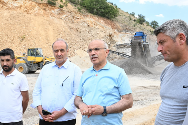 Malatya’da mobil konkasörlerle yol malzemesi üretimi yapılıyor