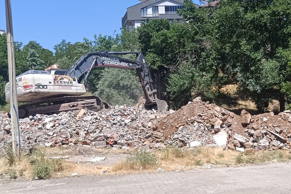 Bingöl’de 2 metruk yapı yıkıldı