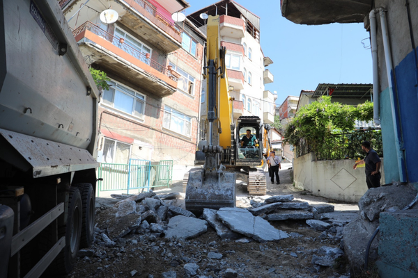 İzmit Belediyesi’nden Kanlıbağ Sokak’ta beton yol yenileme çalışması