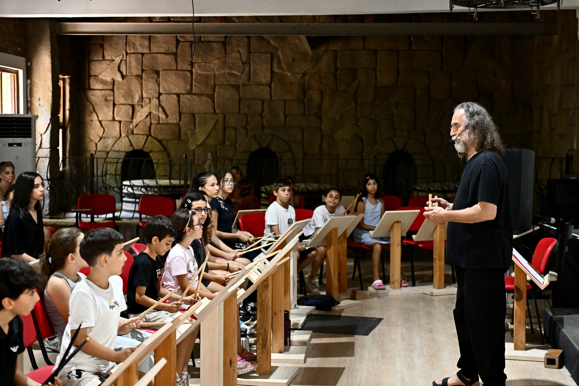 Muratpaşa’da çocuklar ve gençler bateriyle ritim öğreniyor