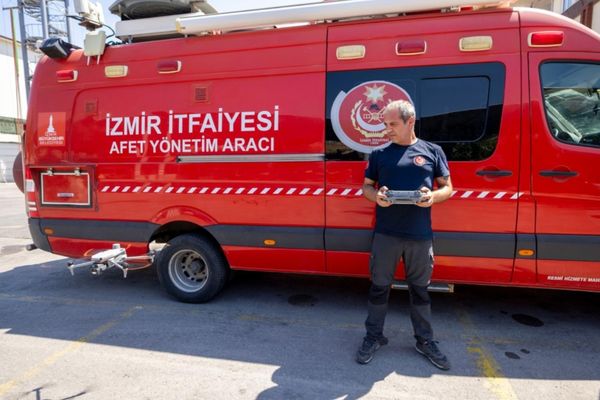 İzmir İtfaiyesi yangınla mücadelede yapay zeka destekli dron kullanmaya başladı