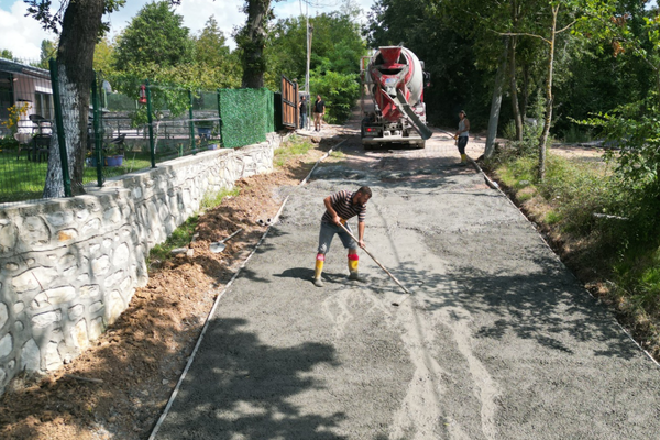 İzmit Belediyesi Dağköy’de beton yol çalışması yaptı