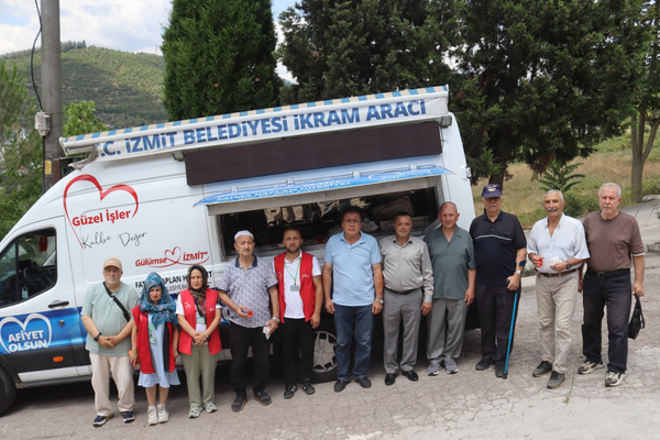 İzmit Belediyesi’nden Şirintepe’de cuma namazı sonrası ikram