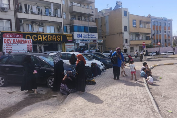 Şanlıurfa’daki şiddetli depremde vatandaşlar sokağa çıktı