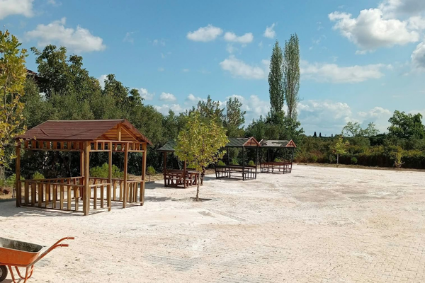 Orhangazi’de Karsak Mesire Alanı’na 1.800 metrekarelik parke düzenlemesi