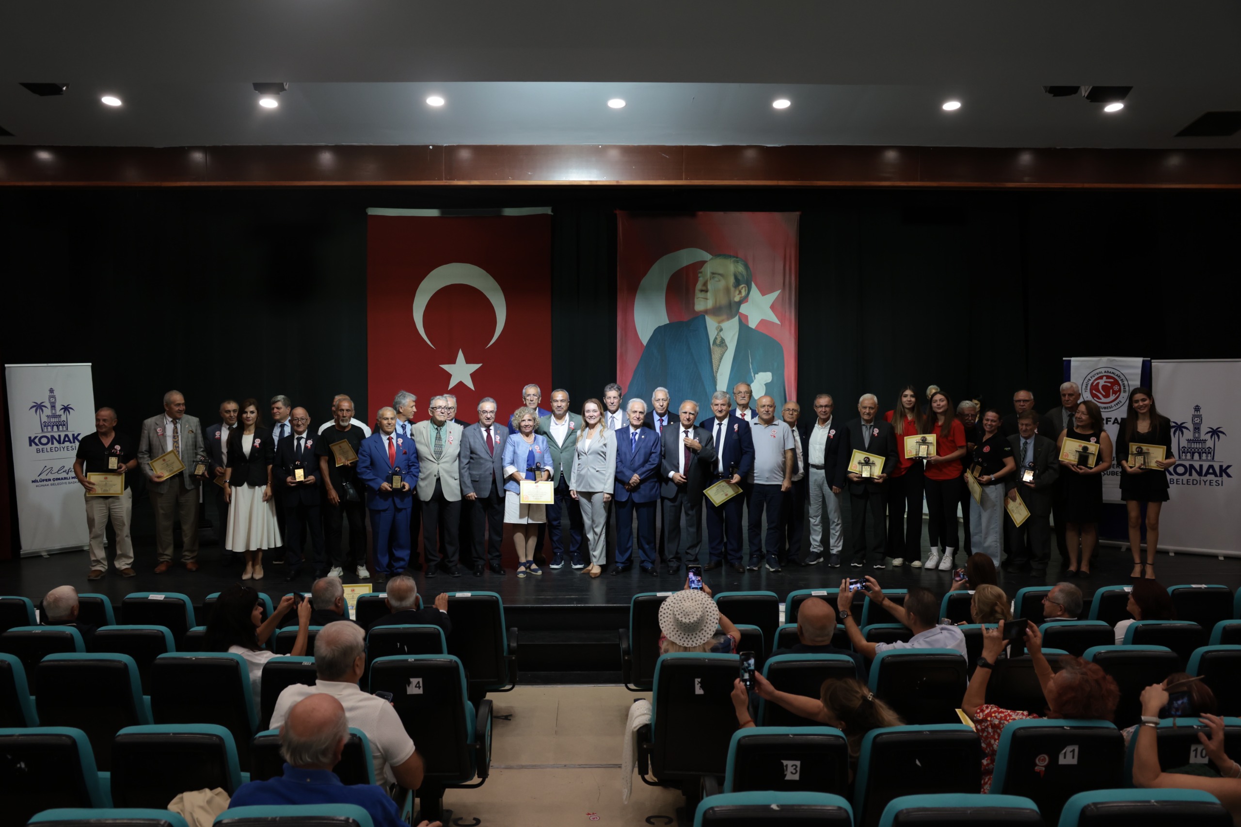 TÜRFAD İzmir Şubesinin 27. ödül töreni Konak’ta düzenlendi