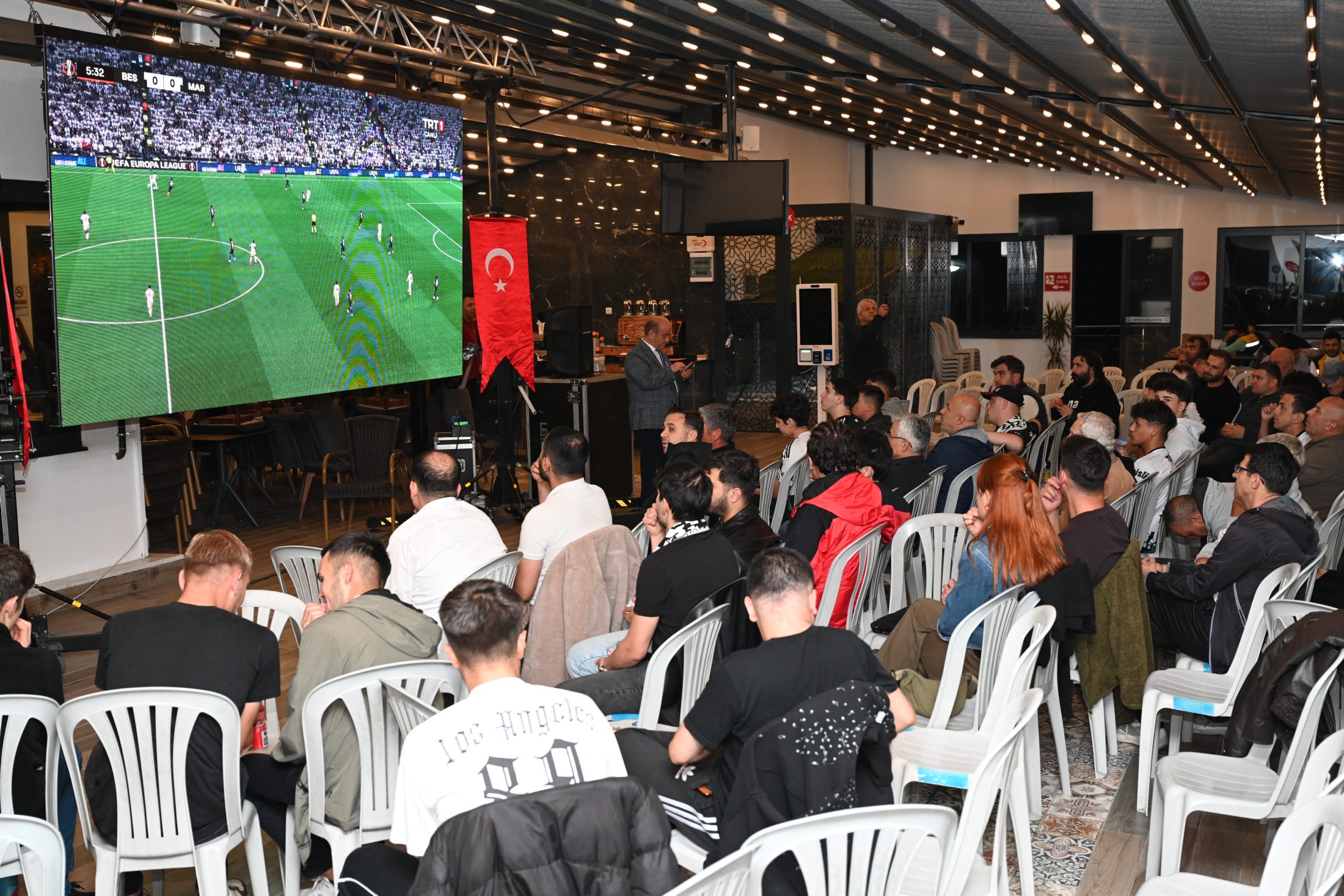 Isparta’da Beşiktaş-Marsilya maçı dev ekranda izlendi