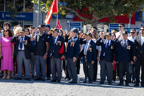 İzmir’in kurtuluşunun 104. yıl dönümü bayrak töreniyle kutlandı