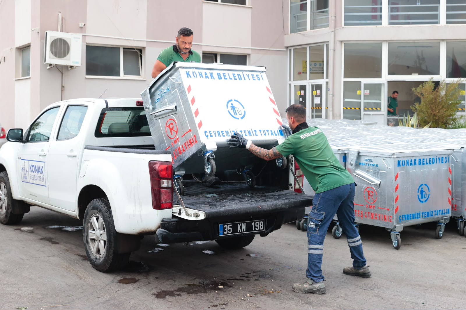 Konak’ta 200 yeni metal çöp konteyneri yerleştirildi