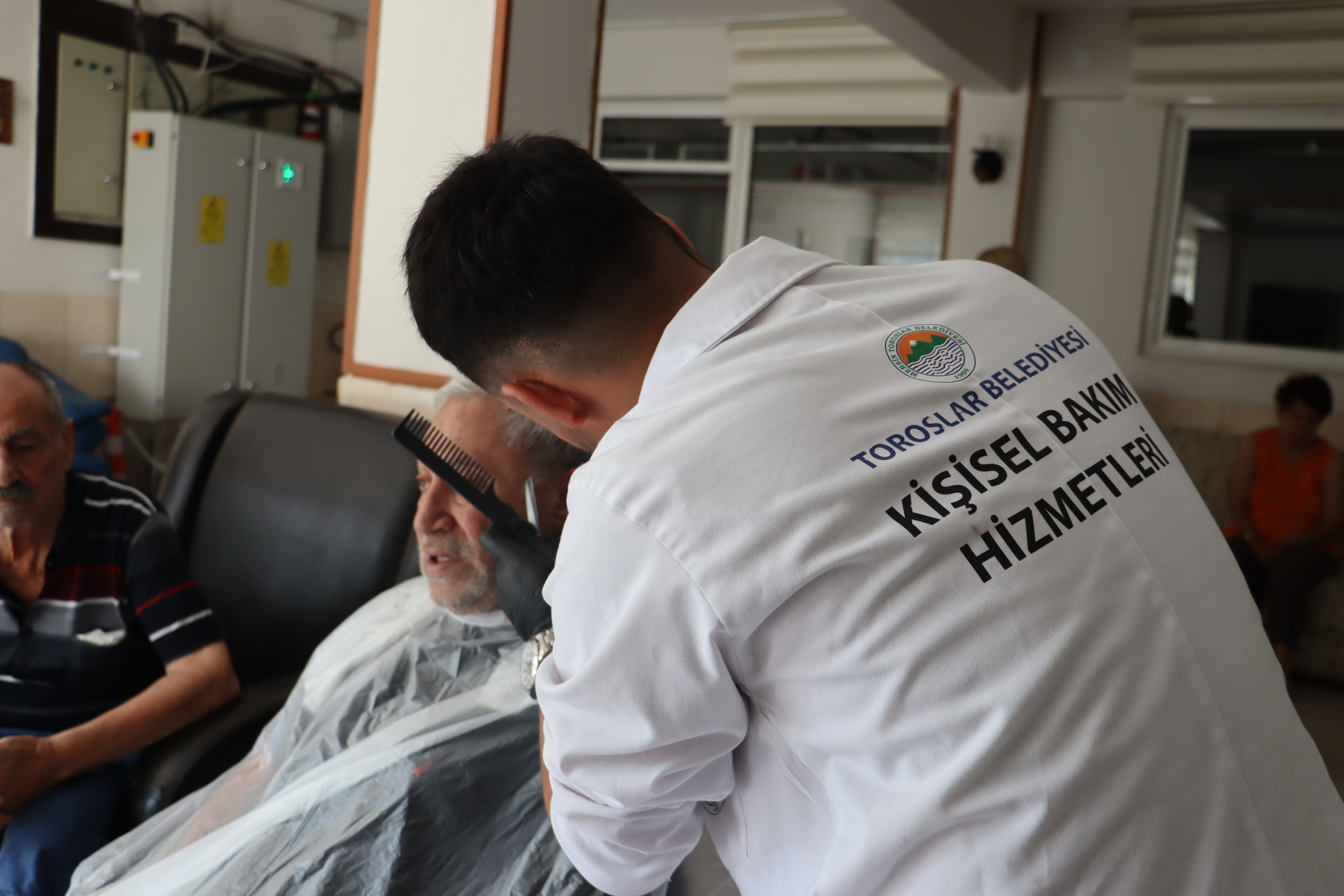 Toroslar Belediyesi’nden huzurevi sakinlerine kişisel bakım hizmeti
