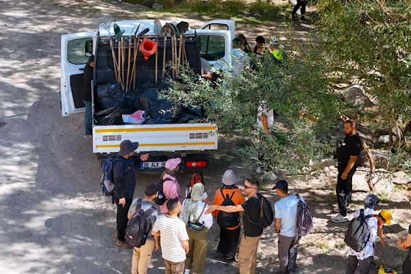 Kırlangıç Vadisi’nde plogging etkinliğiyle 500 kilogram çöp toplandı