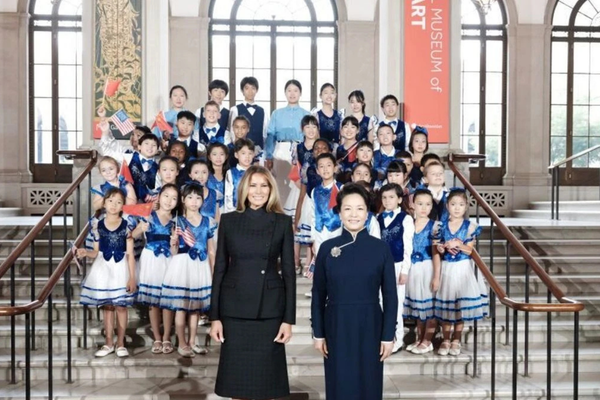 Peng Liyuan ve ABD Başkanı Trump’ın eşi Melania, Ulusal Asya Sanatı Müzesi’ni ziyaret etti