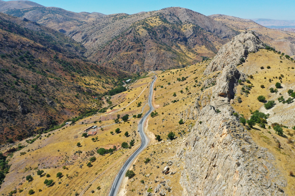 Malatya’da 55 kilometrelik grup yolunda asfalt çalışması sürüyor