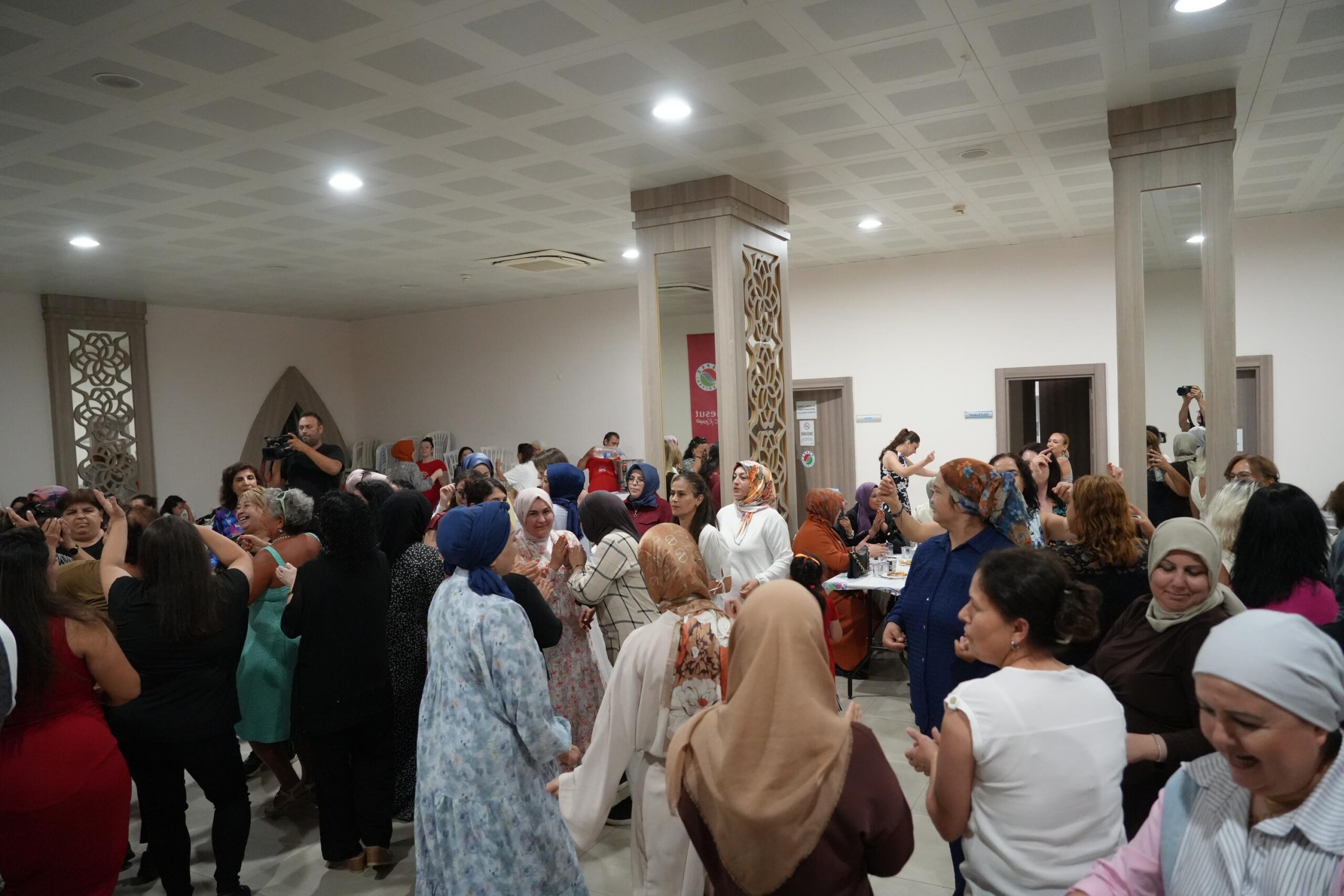 Kepez’de kadınlar matinesinde müzik ve eğlence bir araya geldi