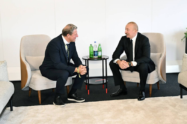Aliyev, Uluslararası Kayak ve Snowboard Federasyonu Başkanı Oschpelt ile görüştü