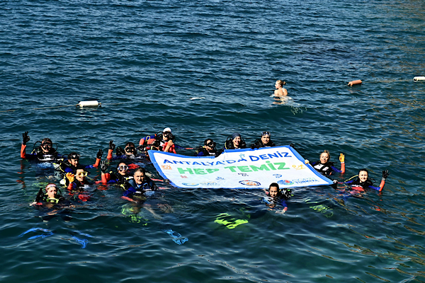 Antalya’da Dünya Temizlik Günü kapsamında deniz dibi temizliği yapıldı