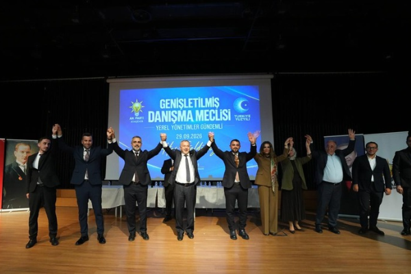 Ataşehir Belediye Meclisi’nden 6 üye AK Parti’ye katıldı