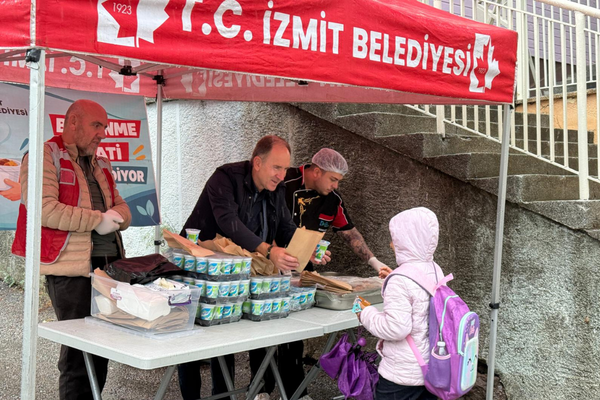 İzmit Belediyesi’nden öğrencilere pizza ve ayran ikramı