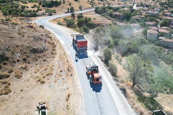 Manisa’da Kırkağaç-Akhisar bağlantı yolunda sathi kaplama çalışması yapıldı