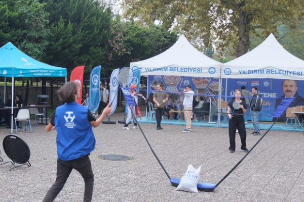 Yıldırım Belediyesi üniversite öğrencilerini kampüste karşıladı