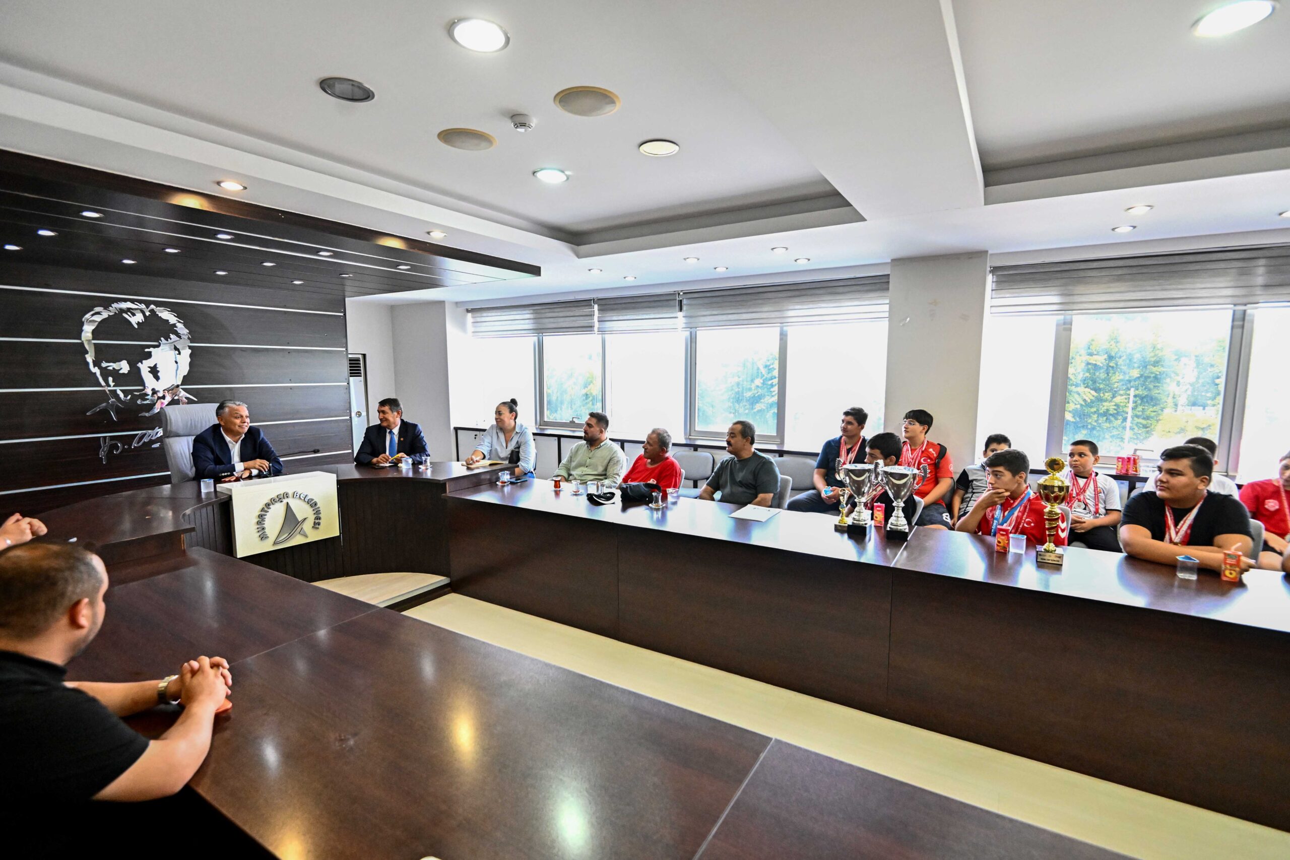 Başkan Uysal, Muratpaşa Belediyespor güreşçileriyle bir araya geldi