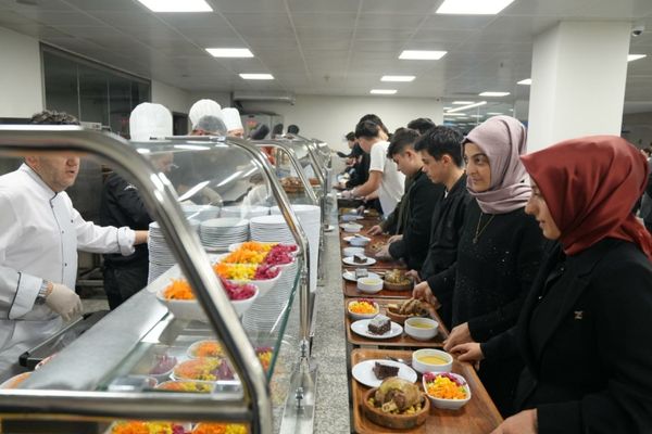 Ümraniye’de öğrencilere ücretsiz yemek