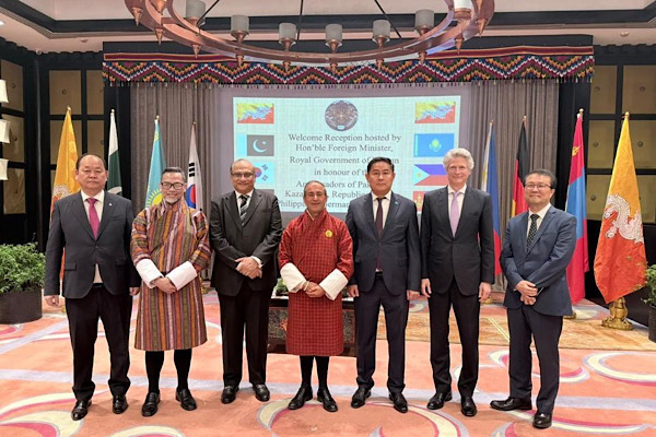 Kazakistan Büyükelçisi Yeskarayev, Butan Kralı’na güven mektubunu sundu