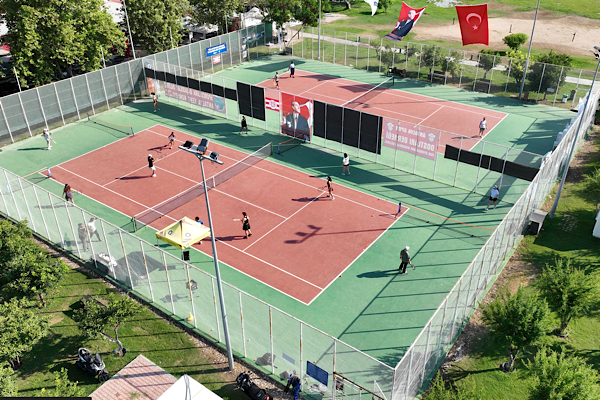 Antalya’da ücretsiz tenis kursları düzenleniyor