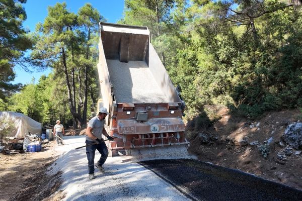 Kumluca Belediyesi Altınyaka yollarını asfaltla buluşturdu